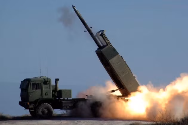 Tac chien dien tu Nga khien ten lua HIMARS cua Ukraine bat luc