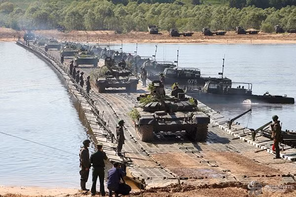 Nếu cần khắc phục các sông có luồng lạch rộng, thì lực lượng công binh Nga sử dụng cầu phao dã chiến; tuy nhiên quá trình lắp đặt cầu phao tốn nhiều thời gian hơn, nhưng lực lượng công binh Nga có thể hoàn thành trong vài giờ.