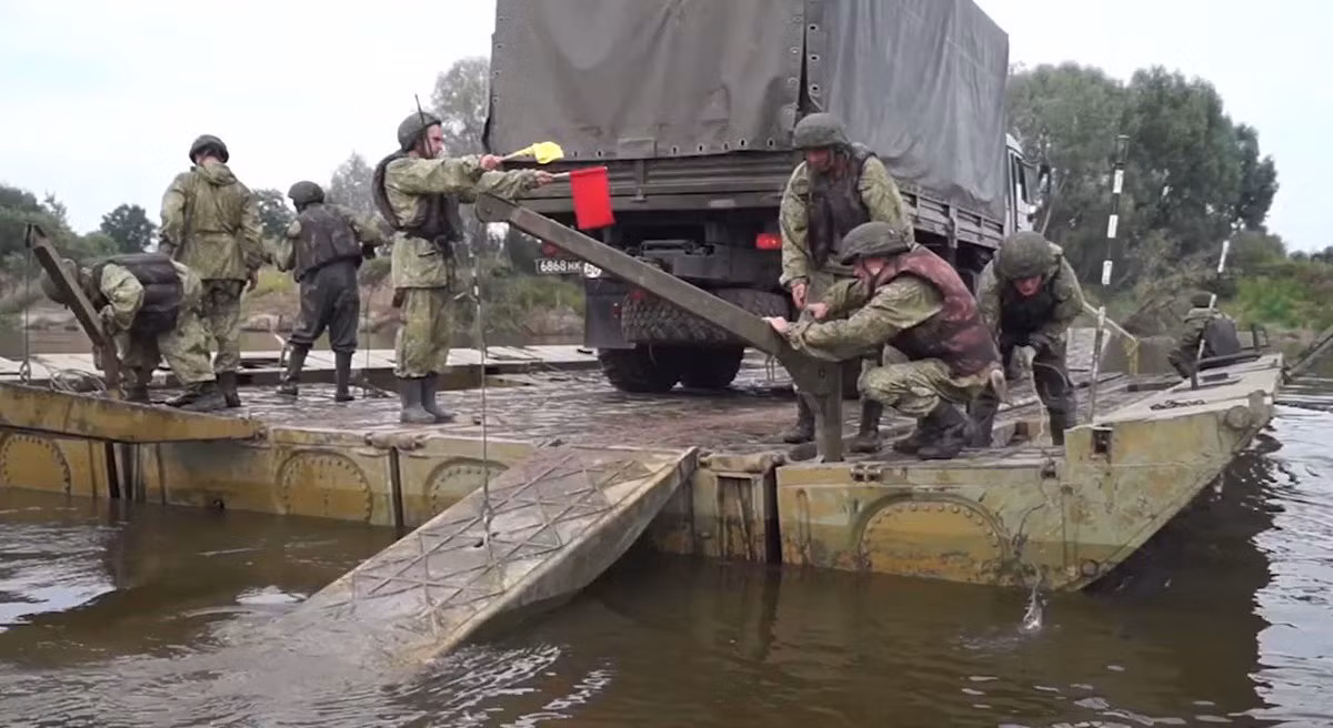 Việc Quân đội Ukraine phá hủy các cây cầu cũng khó làm giảm bước tiến của Quân đội Nga, vì họ có đủ phương tiện khắc phục, để đưa lực lượng vượt qua những chướng ngại. Nhưng hành động phá cầu, sẽ làm các hoạt động giao thông của người dân Ukraine ngưng trệ. Nguồn ảnh: Tel.