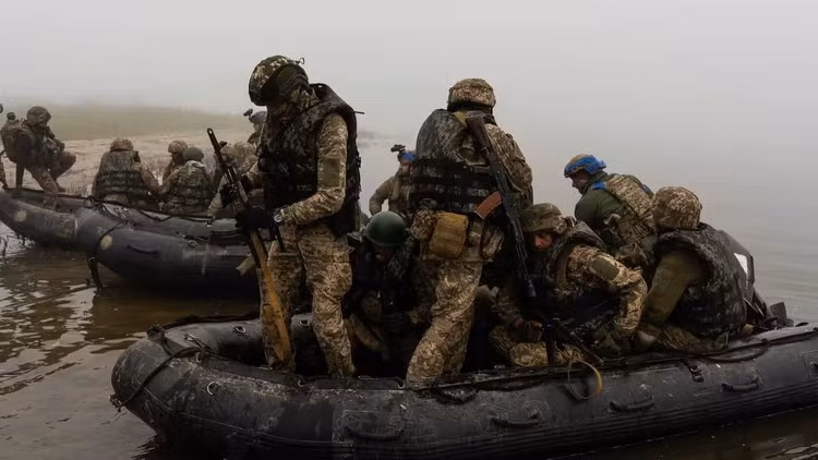 Trên thực tế, các binh sĩ Quân đội Ukraine được The Times phỏng vấn lần này đã mô tả tình hình một cách trực tiếp hơn và gọi cuộc giao tranh ở bờ biển phía đông là một cảnh tượng kinh hoàng. Bài báo mở đầu bằng cuộc phỏng vấn với Maxim, một lính thủy đánh bộ người Ukraine.