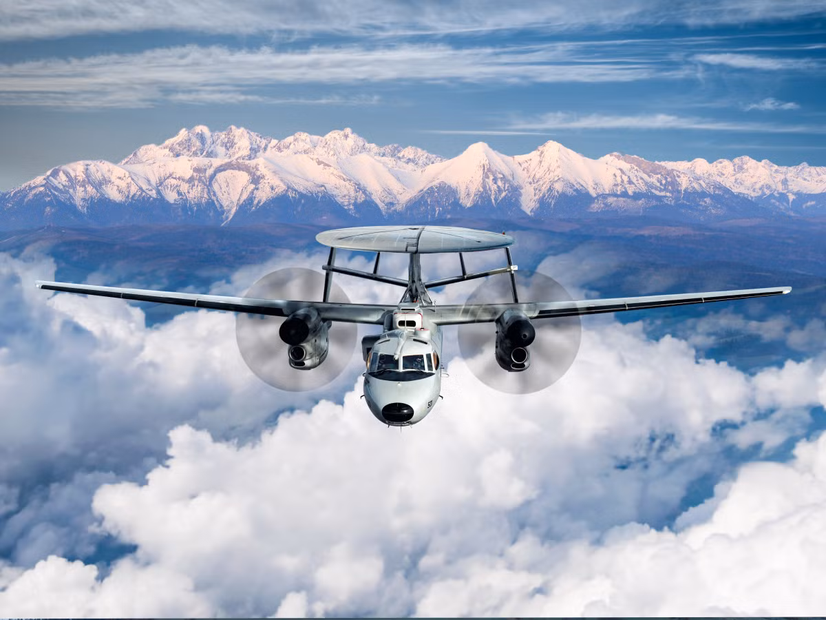 Máy bay E-2D Advanced Hawkeye có lịch sử hoạt động phong phú, phát triển từ những thế hệ trước, đã trở thành một thành phần trọng yếu của hệ thống cảnh báo sớm và chỉ huy trên không của Hải quân Mỹ. Phiên bản này được đưa vào sử dụng vào tháng 10/2014, có nhiều ưu điểm đáng kể so với mẫu E-2C cũ. 