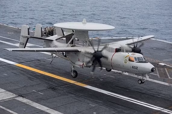Trong tương lai, Hải quân Mỹ có kế hoạch duy trì và hiện đại hóa đội máy bay E-2D, với khả năng sẵn sàng chiến đấu của chúng tới tận năm 2040. Máy bay sẽ được nâng cấp phần mềm và phần cứng mới, nhằm mục đích tăng cường khả năng của nó, đặc biệt là khả năng tác chiến mạng và tương thích với các hệ thống chỉ huy và kiểm soát mới phát triển của quân đội Mỹ. (nguồn ảnh Hải quân Mỹ, Bulgarian Military, Wikipedia). 