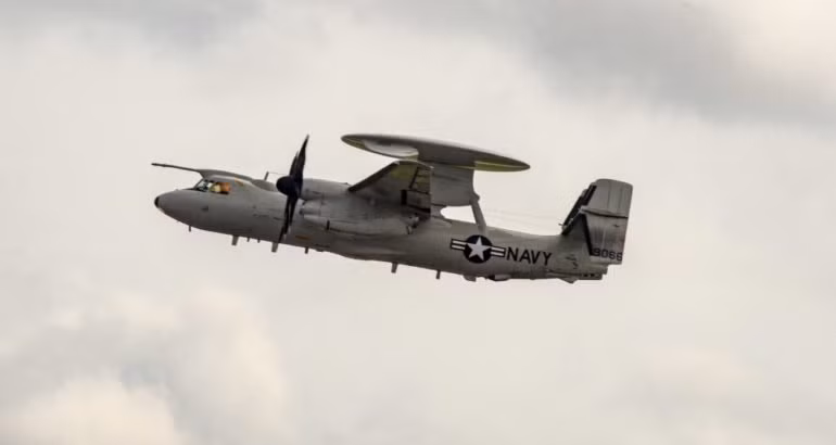 E-2D được trang bị radar AN/APY-9 tiên tiến, có thể phát hiện và theo dõi nhiều mục tiêu ở khoảng cách xa, bao gồm các vật thể nhỏ và khó quan sát. Khả năng này rất quan trọng để cung cấp cảnh báo sớm, chống lại các mối đe dọa tiềm tàng trên không và trên biển, giúp các lực lượng chiến đấu trên mặt nước, mặt đất và trên không, phản ứng nhanh chóng và hiệu quả.