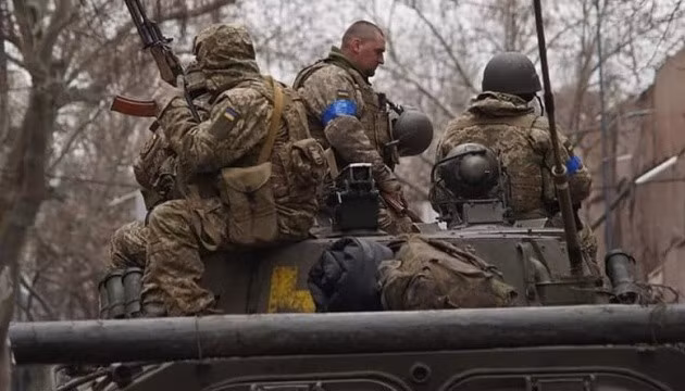 Hiện nay, đảm nhiệm chiến đấu bảo vệ ở thành phố Pokrovsk, Quân đội Ukraine trên danh nghĩa có từ 10 đến 12 lữ đoàn, trong đó một nửa là quân tinh nhuệ. Nhưng sau nhiều tháng giao tranh ác liệt, ước tính tổn thất hàng ngày của Quân đội Ukraine trên toàn bộ chiến tuyến là 2.000 người. Tính trung bình cứ ba đến năm ngày, Quân đội Ukraine sẽ mất một lữ đoàn.