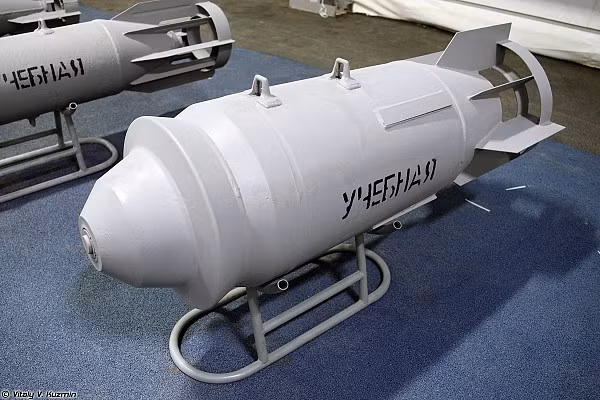 Các nhà thiết kế vũ khí Nga thậm chí phải thiết kế lại cánh lượn mới với cơ chế điều khiển mới cho bom FAB-1500 M54. Mọi thứ đều phải bắt đầu lại từ đầu và cuối cùng mọi chuyện cũng thành công; phi công Tumanov giải thích.