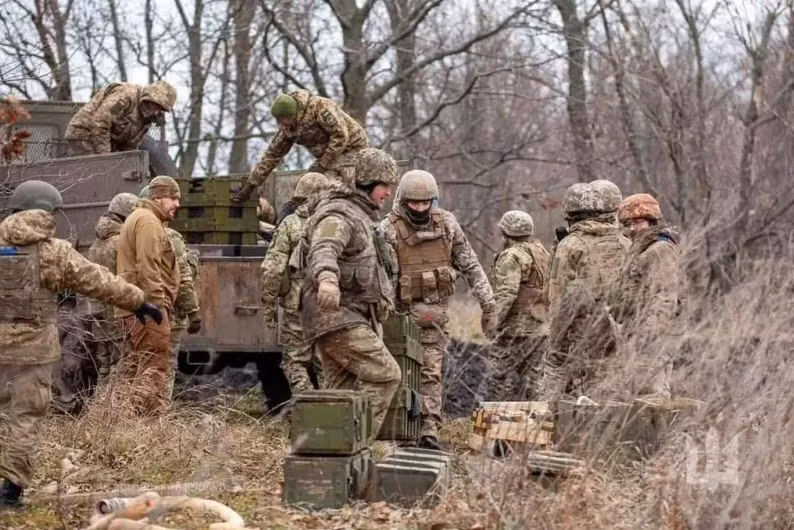 Trang INSIDER-T đưa tin, Quân đội Ukraine ở Donbass vô tổ chức và thiếu chỉ huy cấp cao. Các quan chức cấp trung từng đấu tranh gay gắt hơn, đã vô cùng tức giận trước các quyết định của “lãnh đạo”? Không ai có thể hiểu tại sao Donbass lại cần những đơn vị “vô dụng này”, chúng gây lãng phí nhân lực và vật lực một cách vô ích.