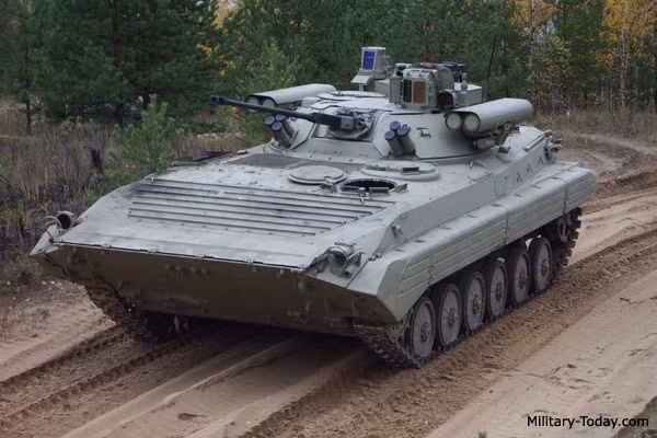 Mặc dù xe chiến đấu bộ binh BMP-2M Berezhok có giáp tương đối yếu, nhưng bù lại được trang bị hệ thống vũ khí trên tháp pháo cải tiến, bao gồm pháo bắn nhanh 30 mm, 4 tên lửa chống tăng Kornet và hệ thống điều khiển hỏa lực hoàn thiện hơn xe chiến đấu bộ binh Weasel 1A3. 
