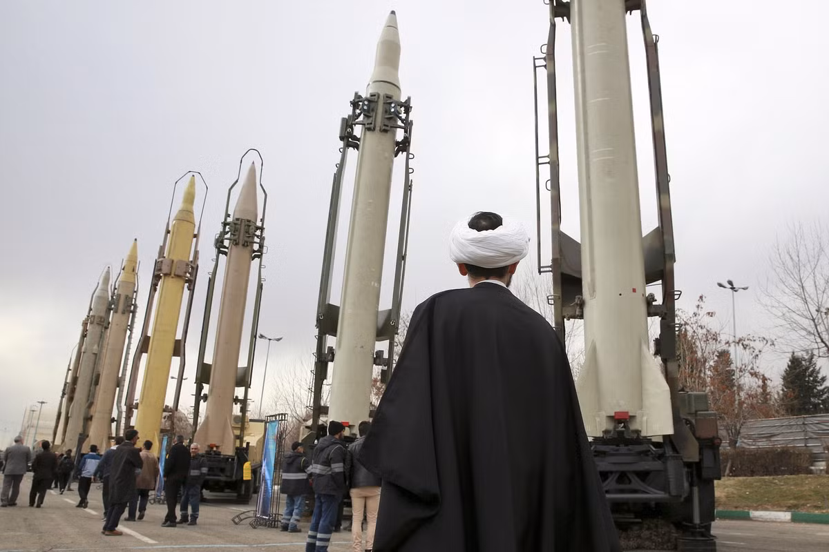 Ngoài ra, có những loại vũ khí trên lãnh thổ của Iran là mối đe dọa đối với Mỹ và đồng minh của Mỹ, mặc dù những vũ khí này chỉ là vũ khí thông thường. Những vũ khí tiến công của Iran rất đa dạng, thực sự là những vũ khí “phi đối xứng” rất hiệu quả.