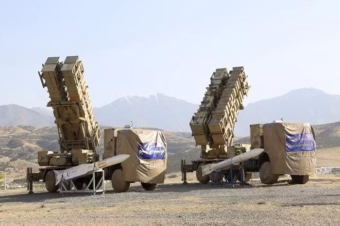 Cũng theo chuyên gia Murakhovsky, Iran có hệ thống phòng không tương đối đầy đủ và khá hiện đại, trong đó có nguồn gốc cả Mỹ và Nga như S-300PMU hoặc Tor của Nga. Ngoài ra Iran còn tự phát triển được nhiều tên lửa phòng không hiện đại như Bavaria-373.