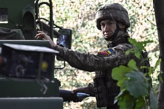 Điều đáng chú ý là trong trận chiến Kursk mà Tổng thống Zelensky đang quan tâm nhất hiện nay, Quân đội Ukraine không những không giành được nhiều lợi thế, mà còn phải trả một cái giá bi thảm hơn. Còn trên chiến trường trung tâm ở Ukraine, Quân đội Ukraine đang “rút lui đều đặn”.