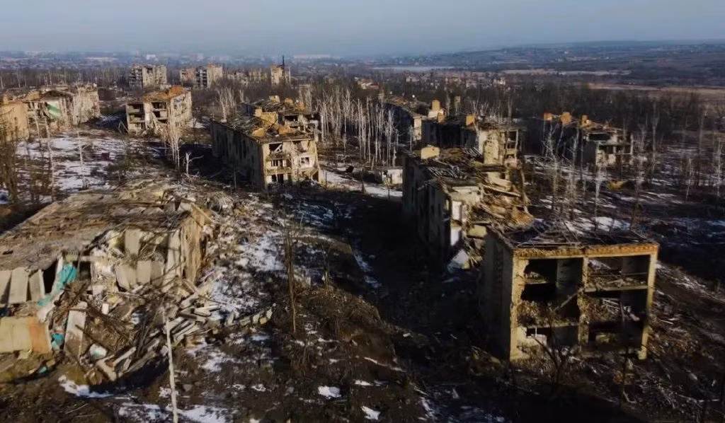 Hiện tại, phần lớn Ugledar vẫn do Quân đội Ukraine kiểm soát, quân Ukraine dựa vào hệ thống công sự trận địa được chuẩn bị sẵn và các tầng hầm của các tòa nhà, kiên quyết cản bước quân Nga. Tuy nhiên do hỏa lực pháo binh của Nga bắn phá ác liệt, nên Quân đội Ukraine đang mất thế chủ động ở đây; bằng chứng là cuộc giao tranh đã chuyển sang trong khu vực thành phố.