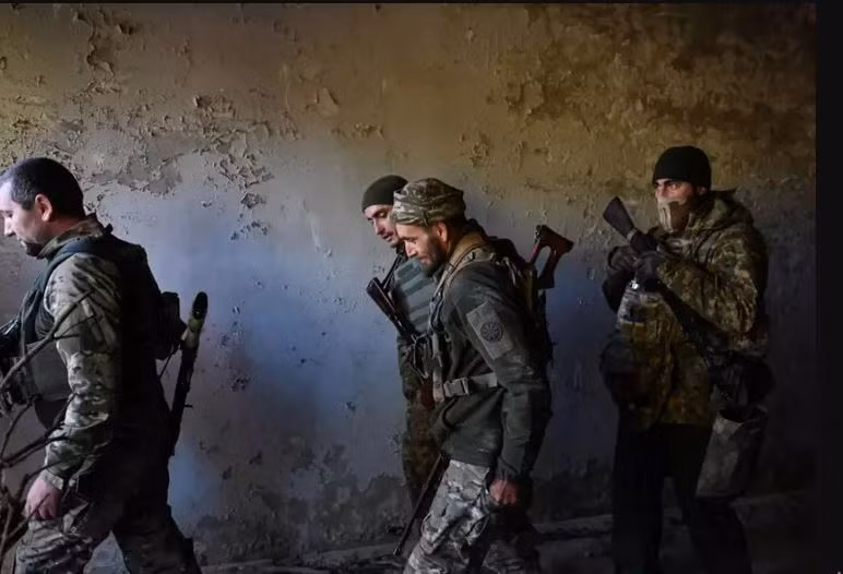 Ở sườn phía nam Avdeevka, quân Nga cũng tiến vào khu vực là cánh đồng trống trải và quân đội Ukraine không thể cho quân Nga đột phá trên cánh này. Để đạt được mục tiêu này, quân đội Ukraine đã tăng cường 3 lữ đoàn gồm Lữ đoàn bộ binh cơ giới 31 và 47, 129 rút từ mặt trận Zaporizhia.