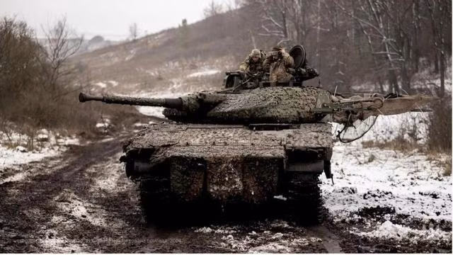 Bộ Tổng tham mưu quân đội Ukraine đang cố gắng tận dụng thời tiết giá lạnh, để chuyển lực lượng dự bị tới các vùng lãnh thổ Kursk mà họ đang kiểm soát. Chỉ huy quân đội Ukraine lo ngại rằng, sớm hay muộn thì quân đội Nga (RFAF), sẽ cắt đứt tuyến đường tiếp tế chính cho lực lượng của họ ở khu vực Kursk, qua tuyến đường N07 – R200, dẫn đến Sudzha từ khu vực Sumy.