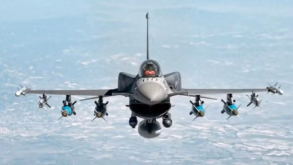 Về vũ khí tấn công mặt đất, PAF sẽ được nhận 2 chiếc F-16D Block 70/72, được trang bị 12 tên lửa AGM-84L-1 Harpoon Block II, 6 quả bom Mk-82 nặng 500 pound và 6 quả bom. Bom huấn luyện Mk-82 nặng 500 pound (226kg).