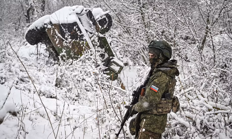 Thứ hai, trên chiến trường trung tâm Nga-Ukraine ở Donbass, các mũi xung kích của RFAF đã tiến đến “cổng” phía đông của thành phố Pokrovsk. Vào ngày 31/1, ở phía đông Pokrovsk, Trung đoàn bộ binh cơ giới số 1441 của RFAF, tiến cách vùng ngoại ô phía nam của thành phố Mirnograd chưa đầy 2 km.