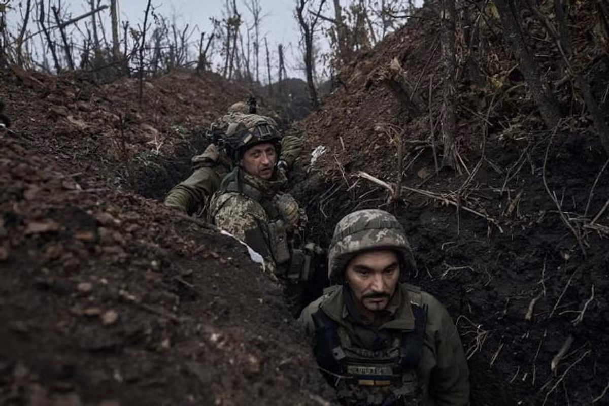 Theo các binh sĩ Ukraine, ngôi làng Krynki vốn đã bị phá hủy là nơi Ukraine đạt được nhiều thành công nhất, cách bờ sông khoảng 2,5km. Họ cần sự hỗ trợ của pháo binh và tên lửa tầm xa cũng như hệ thống phòng không mạnh mẽ để tiến xa hơn, nhưng những thứ này đang thiếu ở miền Nam. 