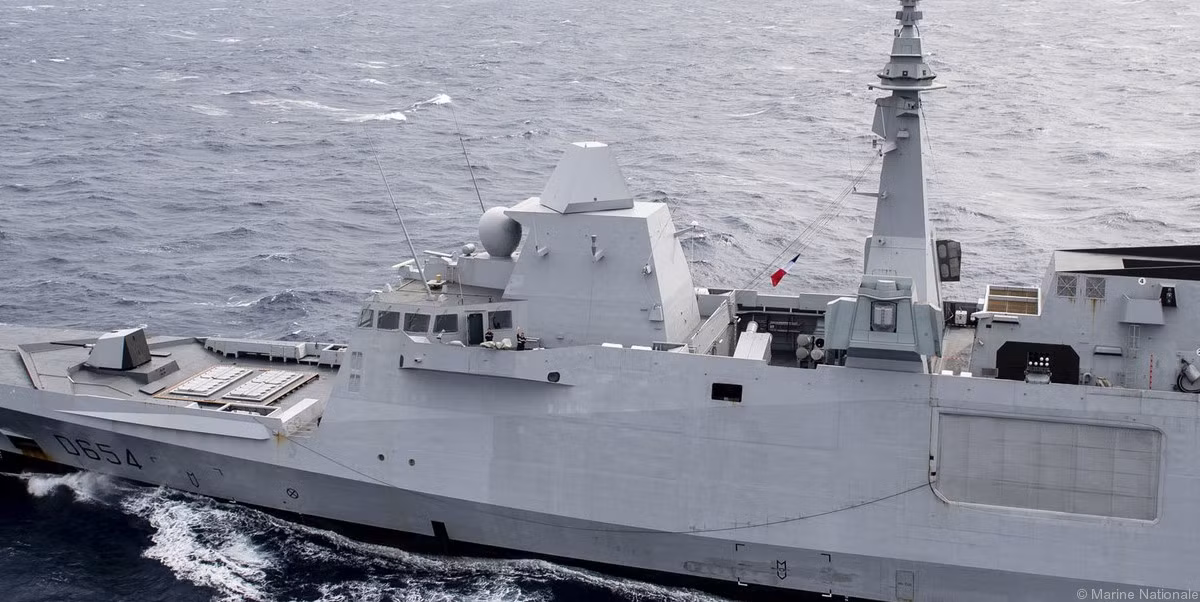 Tuy nhiên trước hành vi khiêu khích của NATO trong vài tuần qua, “chuyến thăm bất ngờ” như vậy của tàu chiến Pháp đến Biển Đen, đặt ra một số câu hỏi nghi ngờ về thái độ của chính phủ Pháp, với cuộc khủng hoảng ở Ukraine hiện nay.