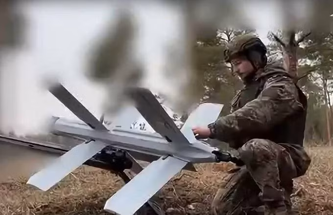Khi cuộc xung đột kéo dài, tác động của những chiếc UAV như Lancet, có thể sẽ tiếp tục định hình chiến lược của cả hai bên, khiến chúng trở thành đặc điểm trung tâm của cuộc chiến, giành quyền kiểm soát đang diễn ra.