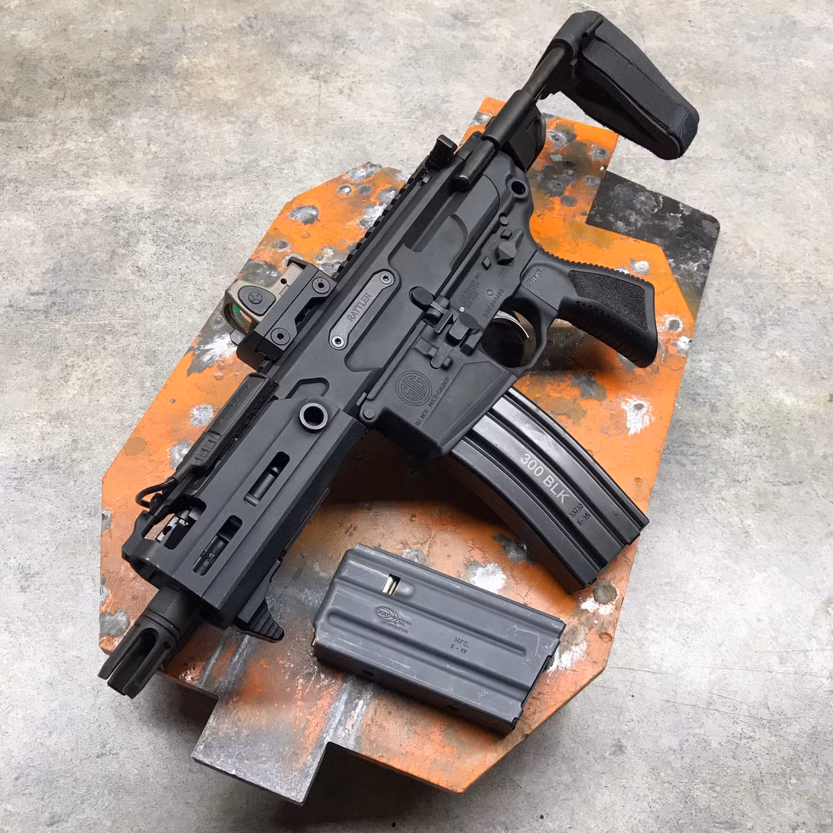 Cả hai cỡ nòng của khẩu Sig Sauer MCX Rattler đều có nòng dài 14cm; tổng chiều dài của súng là 60 cm (tính cả phần báng súng bằng nhôm có thể rút vào). Phiên bản 300 Blackout dài hơn 1,3 cm so với phiên bản bắn đạn 5,56 mm. Cả hai phiên bản đều nặng khoảng 2,7 kg không bao gồm đạn. 