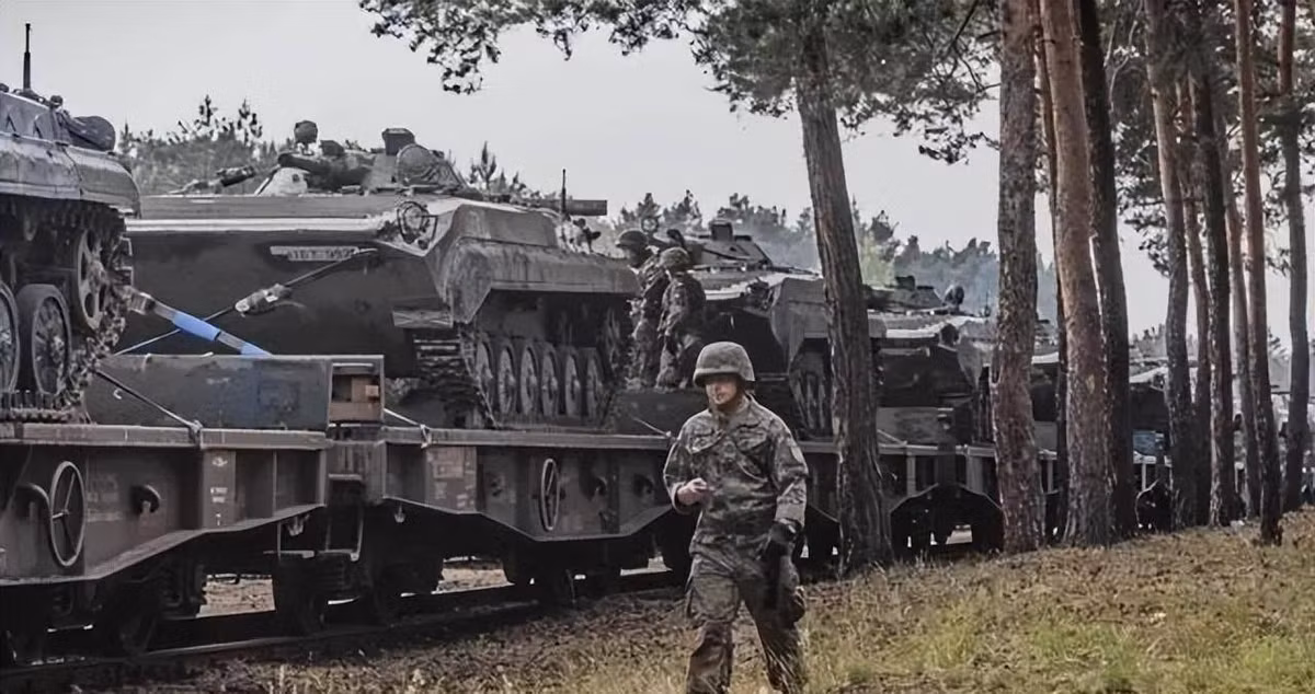 Giữa lúc tin chiến trường nóng bỏng, Ukraine lại nhận tin xấu hơn, vũ khí đạn dược của Ukraine gần như cạn kiệt. Quân đội Ukraine gần như hết đạn, hết vũ khí để tiếp viện cho quân phòng thủ trên chiến trường Bakhmut. Cuộc chiến ở Ukraine đã diễn ra được hơn một năm và tất cả đạn dược của Ukraine hiện nay, đều do NATO đứng đầu là Mỹ cung cấp. 