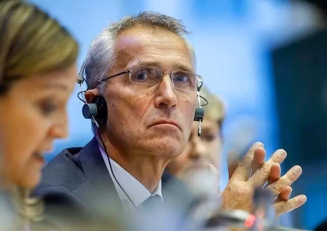 Ông Joseph Borrell, đại diện cấp cao của EU về các vấn đề đối ngoại cho biết: “EU đang cung cấp cho Ukraine sự hỗ trợ quân sự bổ sung”. Còn Tổng thư ký NATO Stoltenberg cho biết, NATO sẽ tiếp tục hỗ trợ "các hoạt động quân sự chống lại Điện Kremlin" của Ukraine, miễn là cần thiết. 