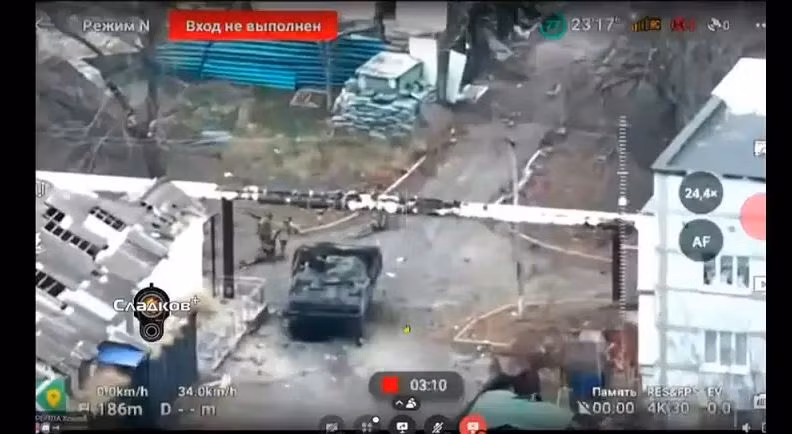 Tại khu vực các tòa nhà cao tầng, quân Nga tăng cường vùng kiểm soát, đánh bật quân Ukraine khỏi những ngôi nhà ở phía nam đại lộ Prokofiev. Khu vực chiến đấu đang dần mở rộng về phía nam, tiến gần đến tiểu khu Yuzhny.