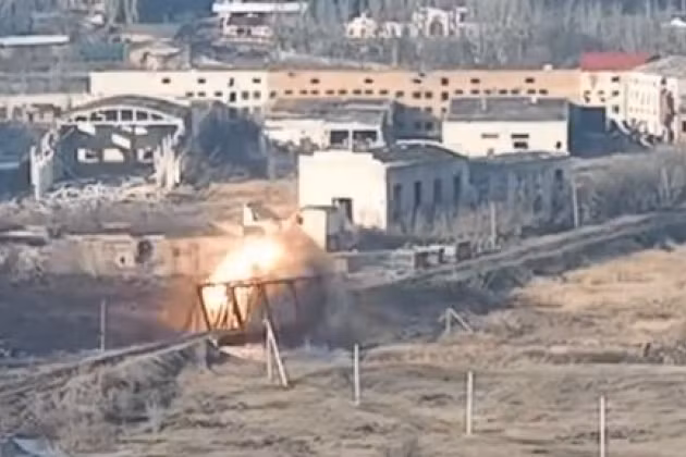 Theo thông tin mới nhất, Quân đội Ukraine đã cho phá hủy hai cây cầu bắc qua sông Bakhmutka ở phía đông bắc của Bakhmut. Ngoài ra, cây cầu đường bộ bắc qua kênh ở phía tây bắc thành phố mặc dù không còn hoạt động, nhưng là cây cầu chính nối với các tuyến đường đi Chasovy Yar, Bogdanovka và Kalinovka ở phía tây bắc Bakhmut.