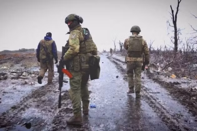 Tuy nhiên, theo các quân nhân Ukraine, việc bao vây hoàn toàn thành phố Bakhmut của quân Nga, có thể bắt đầu sớm nhất là vào tuần tới; điều này sẽ làm yếu đi đáng kể vị thế của Quân đội Ukraine trên chiến trường, và sắp tới có thể dẫn đến những trận chiến ác liệt nhất ở các khu vực đô thị.