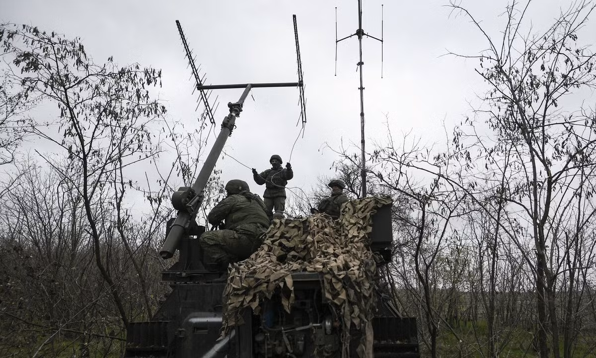 Gần như tất cả các cuộc tấn công cảm tử bằng UAV của Ukraine nhằm vào các vị trí của Nga trong khu vực Bakhmut đều thất bại, do sự chế áp của các hệ thống tác chiến điện tử (EW) của Nga. Khoảng cách và địa hình cũng đã cản trở hoạt động của FPV Ukraine, nơi liên kết vô tuyến bị chặn do yếu tố địa hình.