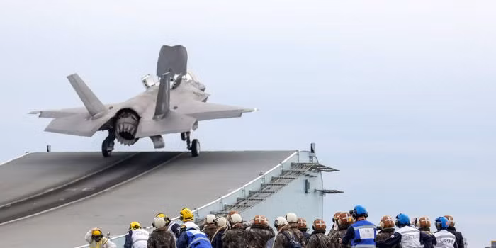 Còn phiên bản F-35B là máy bay chiến đấu cất và hạ cánh thẳng đứng tầm ngắn, chủ yếu được thiết kế như một máy bay chiến đấu trên tàu sân bay hạng hai. Vòi phun của động cơ có thể xoay xuống dưới để tạo ra lực đẩy, cho phép nó bay lơ lửng như trực thăng.