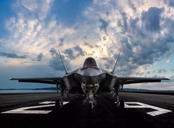 Israel cũng có kế hoạch lắp thêm các thùng nhiên liệu phụ bên ngoài cho F-35, để mở rộng phạm vi hoạt động của máy bay; từ đó có thể tấn công vào sâu trong lãnh thổ Iran, cách xa 2.500 km.