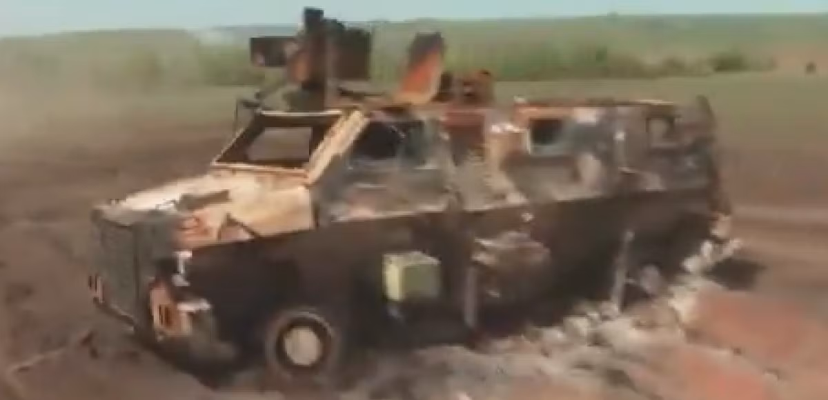 Ngoài ra, theo hình ảnh và các tin tức khác từ mạng xã hội, xe bọc thép "Bushmaster" (Bushmaster còn được dịch là "Siêu anh hùng") do Australia cung cấp cho Ukraine hồi tháng trước, đã bị phá hủy trong chiến đấu. 