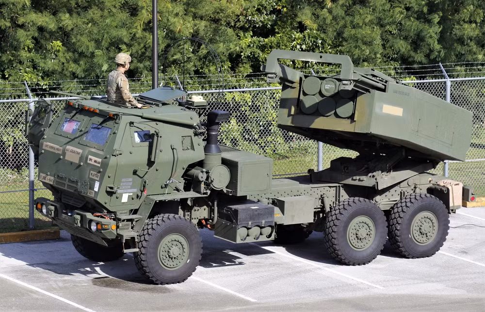 Trước chiến thuật cầu phao của quân Nga, quân Ukraine không có biện pháp đối phó. Họ có tên lửa HIMARS tiên tiến, một hệ thống vũ khí nổi tiếng với độ chính xác cao và khả năng tấn công tầm xa. Tuy nhiên, trong thực tế tác chiến, Quân đội Ukraine phải đối mặt với một bài toán hóc búa, đó là liệu có đáng lãng phí tên lửa HIMARS cho những chiếc cầu phao dã chiến này?