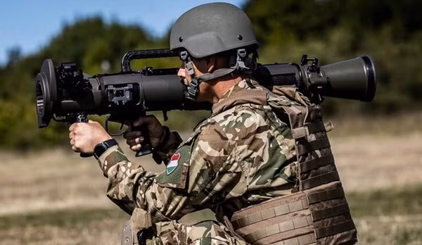 Vật liệu chế tạo súng Carl Gustaf cũng liên tục được nâng cấp; loại M4 mới nhất với cấu trúc hợp kim titan và sợi carbon, nên toàn bộ súng chỉ nặng 6,3 kg, nhẹ hơn mẫu M-3 đến 3 kg; giúp binh lính mang vác dễ dàng hơn trên chiến trường. 