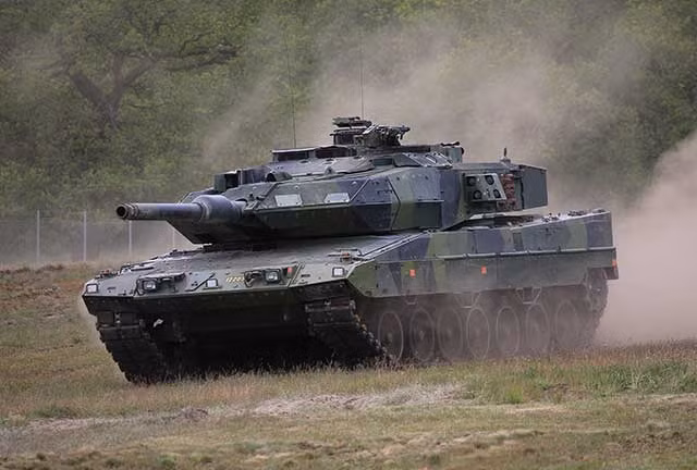 MBT Strv122 là phiên bản nâng cấp từ Leopard 2A5 theo yêu cầu đặc biệt của lục quân Thụy Điển. Strv 122 giữ lại kiến trúc tổng thể, nhưng sử dụng những công nghệ mới nhất; trong đó đặc biết chú ý đến vấn đề cải thiện các đặc tính chiến đấu chính - phòng thủ và hiệu quả hỏa lực. 