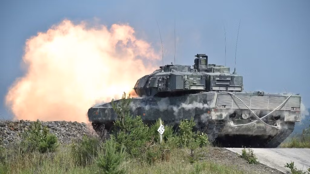 Vũ khí trang bị của Strv 122 nhìn chung tương ứng với Leopard 2 nguyên bản. Pháo chính 120 mm của Rheinmetall, có chiều dài nòng bằng 44 lần đường kính đạn vẫn được giữ nguyên; đạn pháo vẫn được đặt ở thân xe và khoang chứa đạn ở phía sau tháp pháo.