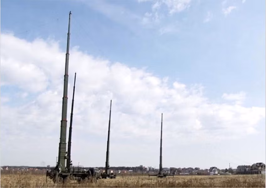 Theo một số thông tin, tính đến năm 2020, Nga có hơn 20 hệ thống tác chiến điện tử khác nhau, đảm nhiệm nhiều chức năng như chặn tín hiệu liên lạc của đối phương và can thiệp vào hệ thống máy bay không người lái. 