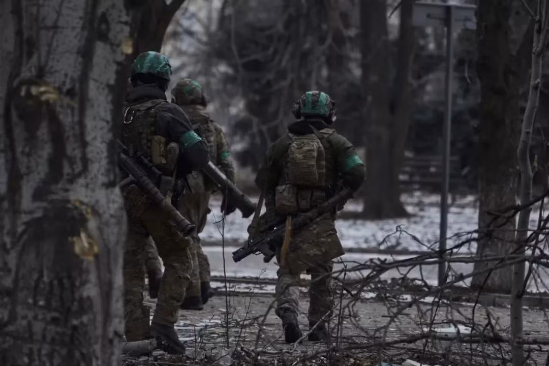 Tất nhiên, “chiến thuật cầm chân” không có nghĩa là quân Ukraine dễ dàng bỏ cuộc và cũng không hề dễ dàng thực hiện, nếu không sẽ không đạt được các mục tiêu khác. Đồng thời, Quân đội Ukraine cũng không mấy hy vọng giữ được Bakhmut, khi ngày kỷ niệm một năm cuộc xung đột Nga-Ukraine đang đến gần (24/2).
