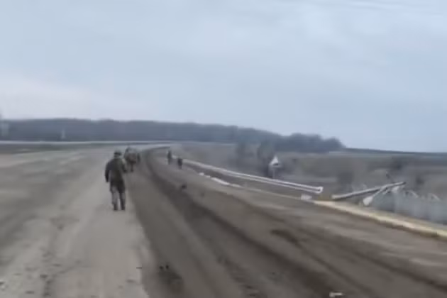 Do đó, lối đi tương đối an toàn duy nhất cho Quân đội Ukraine ở Bakhmut hiện nay, là một con đường nhỏ dẫn đến Chasov Yar. Tuy nhiên, giờ đây con đường này cũng nằm trong tầm bắn của hỏa lực pháo binh và không quân Nga. 
