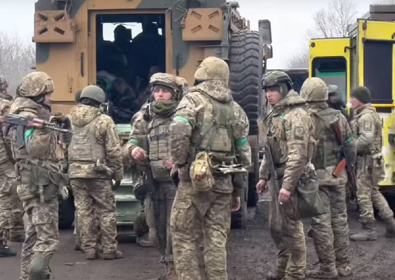 Phương châm hiện tại của Quân đội Ukraine nhiều khả năng đã thay đổi; từ kiên quyết bảo vệ Bakhmut sang “chiến thuật cầm chân”. Nói cách khác, quân Ukraine tiếp tục ở lại thành phố với một lực lượng vừa phải, đồng thời triển khai lực lượng chủ lực ở phía bắc và phía nam Bakhmut, nhằm tiêu hao và cầm chân Quân đội Nga với mục đích “câu giờ”, để củng cố cho tuyến phòng thủ cho cứ điểm Slavyansk. 