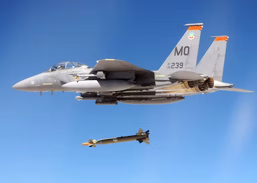 Về lý thuyết, các máy bay ném bom chiến lược đang hoạt động của quân đội Mỹ là B-52, B-1B và B-2 (tương lai là máy bay ném bom chiến lược B-21), đều có thể mang loại vũ khí này. Hiện tại, máy bay F-15E đang sử dụng bom dẫn đường bằng laser GBU-28, để phá hủy các hầm trú ẩn dưới lòng đất.