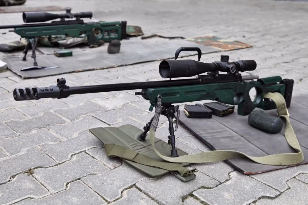 Tuy nhiên, khẩu SV-98 vẫn còn một số điểm hạn chế, như một nhân viên đặc nhiệm đã nhận xét: “Những điều quan trọng nhất của một khẩu súng bắn tỉa là nòng súng và đạn của nó. Những người phát triển mẫu súng này, đã khắc phục sự cố đạn, tuy nhiên nòng súng vẫn là một vấn đề.