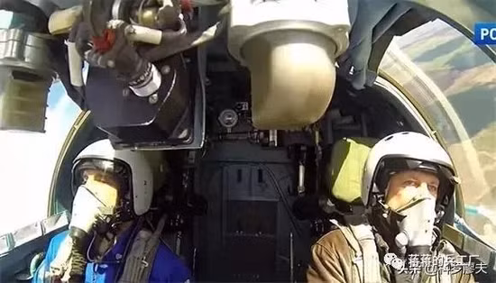 Chiến đấu cơ Su-34 có 2 phi công, trọng lượng rỗng 22,5 tấn, và trọng lượng cất cánh tối đa 45,1 tấn; sử dụng hai động cơ phản lực cánh quạt AL-31FM1, với lực đẩy đốt sau 13,3 tấn, giúp máy bay đạt tốc độ bay tối đa là Mach 1,8 (ở trần bay 10km) và đạt Mach 1,2 (khi ở độ cao 3km); trần bay thực tế 15.000 mét.