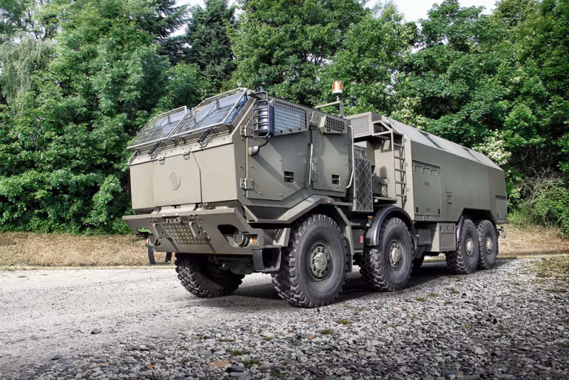 Khung gầm Tatra T815 sử dụng động cơ diesel tăng áp loại 8 xi lanh hình chữ V, 4 thì làm mát bằng không khí, phun nhiên liệu trực tiếp được trang bị hộp số sàn 14 cấp, bộ chia bán tự động, 14 số tiến và 2 số lùi, tốc độ tối đa trên đường nhựa là 105 km/h, phạm vi hành trình tối đa có thể đạt tới 700 km.