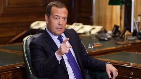 Ông Medvedev, Phó Chủ tịch Hội đồng An ninh quốc gia Nga cho biết, nếu các nước NATO cung cấp cho Ukraine loại vũ khí như vậy, nó sẽ trở thành mục tiêu hợp pháp của quân đội Nga.