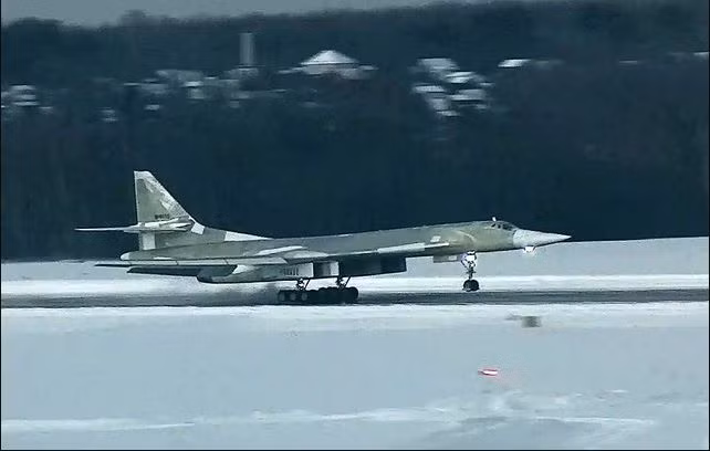 Trước đó trong một diễn biến đáng chú ý, trang Bulgarian Military đưa tin, Không quân Nga đang đẩy nhanh đưa 4 máy bay ném bom chiến lược Tu-160M vào biên chế chiến đấu trước năm 2023. 