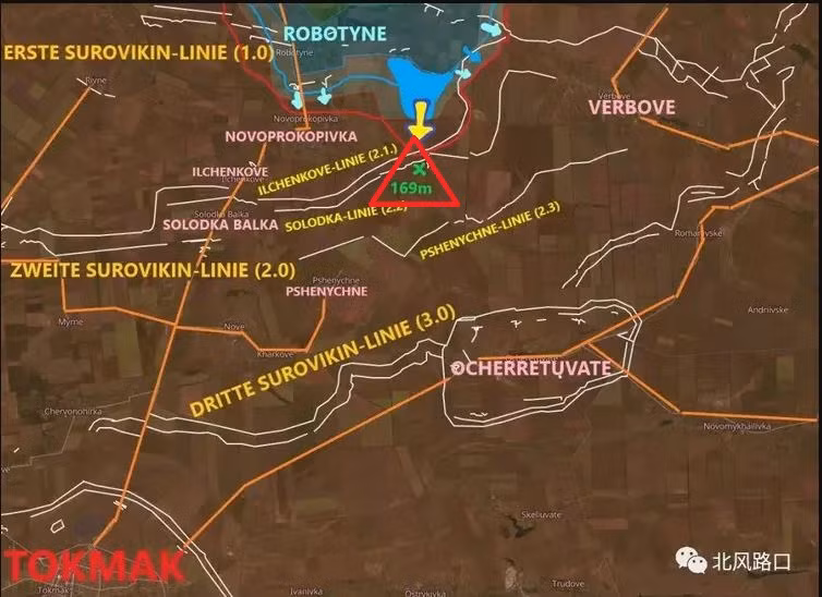 Các nhà phân tích quân sự cho rằng, quân Nga bố trí “đội hình túi” và đợi quân Ukraine tiến vào vòng vây tiêu diệt. Hiện Quân đội Ukraine chỉ cách Tokmak chừng chục km, điều thuận lợi là họ đã chiếm được ngọn đồi cao 169 mét ở phía đông làng Novi Prokopivka, nơi pháo binh được triển khai và bắn phá phía bắc và phía nam.