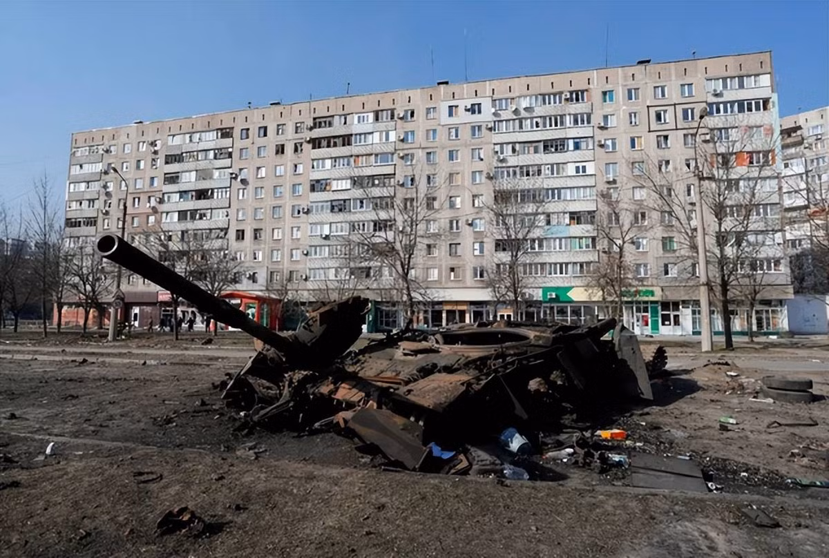 Khi chiến đấu trong thành phố, khi gặp quân Ukraine cố thủ trong các tòa nhà, quân Wagner không ham đánh, mà lùi ra sau, gọi pháo hạng nặng đến bắn thẳng vào tầng dưới các tòa nhà, khiến tòa nhà đổ sập. Nếu còn sự kháng cự, sẽ gọi pháo nhiệt áp TOS-1A hoặc bom phá hạng nặng 1.500 kg thổi bay tòa nhà. 