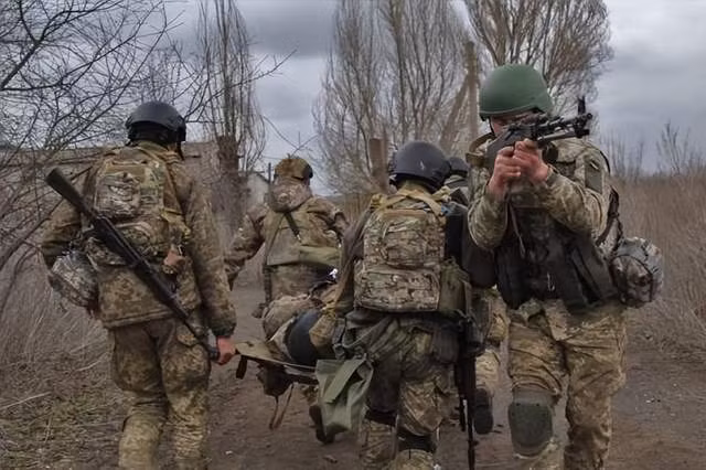 Trong các trận chiến đấu, lính đánh thuê Wagner không theo đuổi việc tiêu diệt hoàn toàn quân Ukraine phòng ngự, mà tập trung vào việc áp chế bên sườn và đường tiếp tế của quân đội Ukraine; bằng cách tạo ra một tình huống có lợi, ép quân Ukraine phải rút lui. 