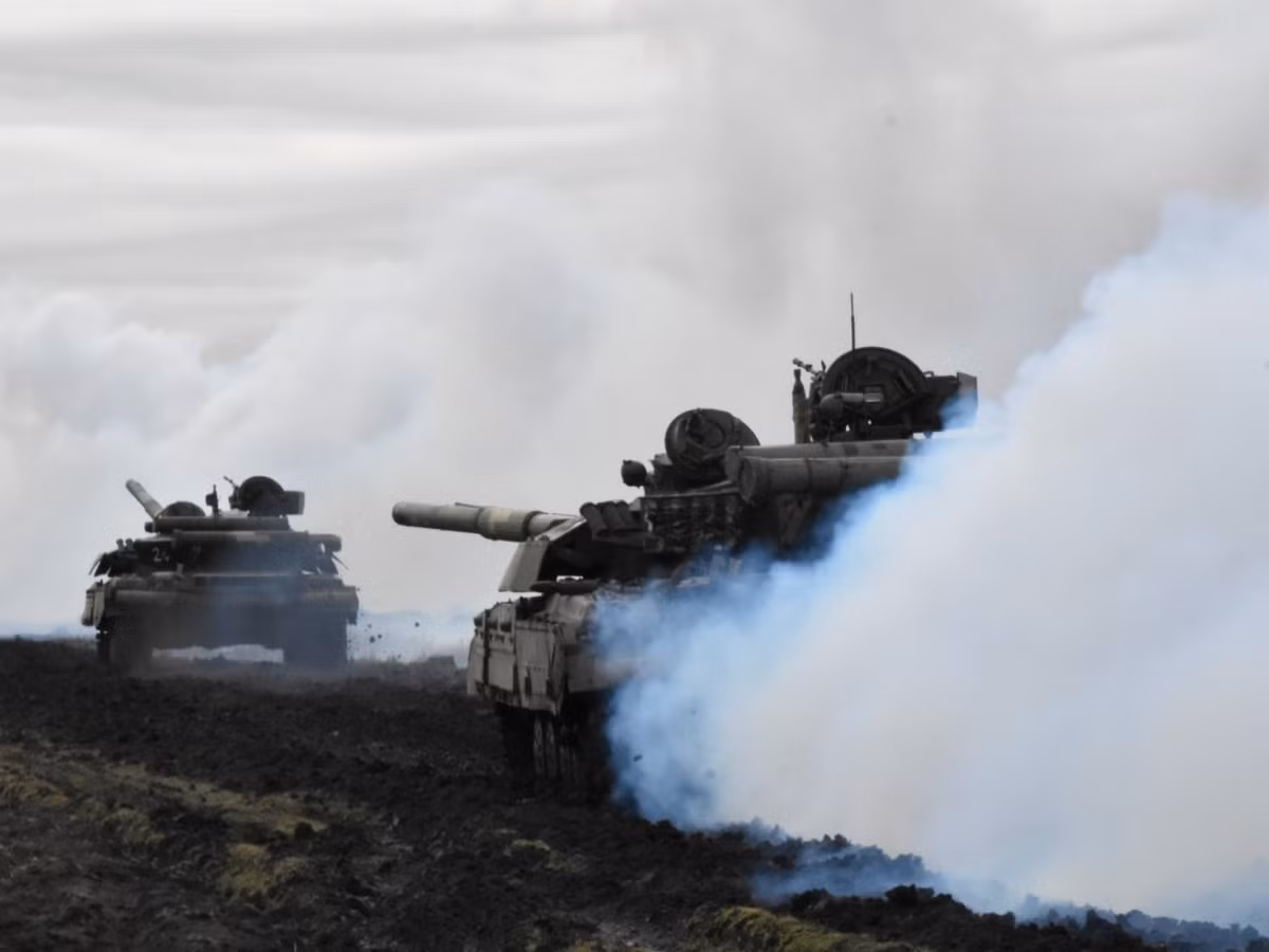 Trước đó Nga đã tuyên bố, sẵn sàng đưa quân vào Donbass nếu Kiev cố gắng tiến hành một cuộc tấn công theo hướng này; vì tính mạng của vài trăm nghìn công dân Nga sẽ bị đe dọa. 